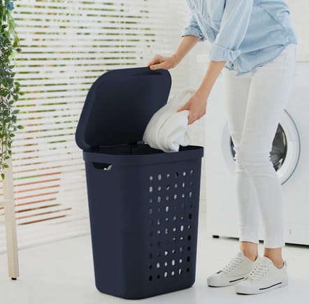 Kosz na pranie JONA 55L Rotho ciemnogranatowy wentylowany z klapą